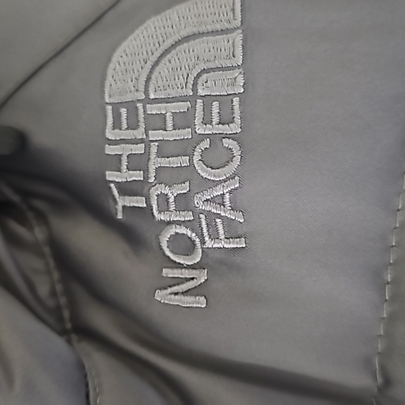 The north face silver puffer vest - Picture 3 of 8